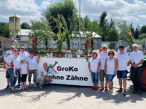 Die Truppe mit Kerbwagen kurz vor Beginn des Kerbumzugs