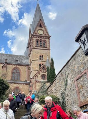 Die Gruppe beim Abstieg auf der „steilen Treppe“.