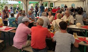 Voll besetzte Bänke bei wunderschönem Sommerwetter