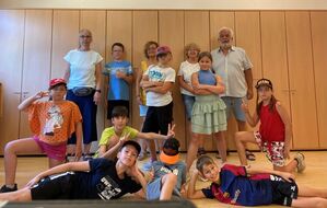 Alle Kinder mit Klaus und den Begleiterinnen der Crumbacher SPD