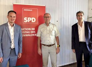Rainer Müller (Mitte) mit SPD-Fraktionschef Raoul Giebenhain (links) und dem SPD-Kreisvorsitzenden Rüdiger Holschuh.